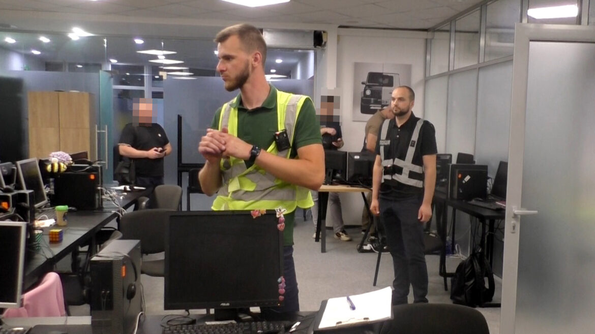 У Києві поліція припинила діяльність шахрайського кол-центру.