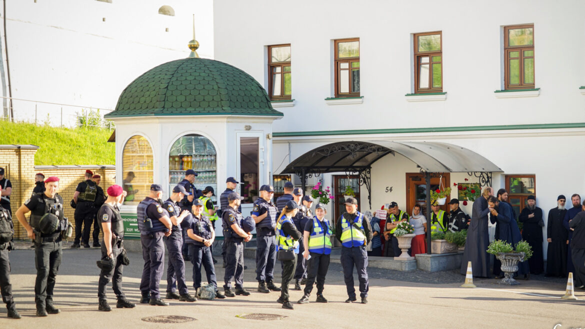 поліція охороняє порядок у лаврі працює комісія мінкульту