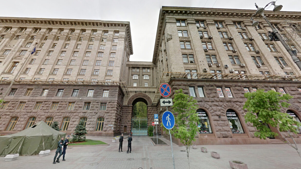 З'явилася петиція, в якій автори просять Віталія Кличка демонтувати радянську символіку з приміщення КМДА.