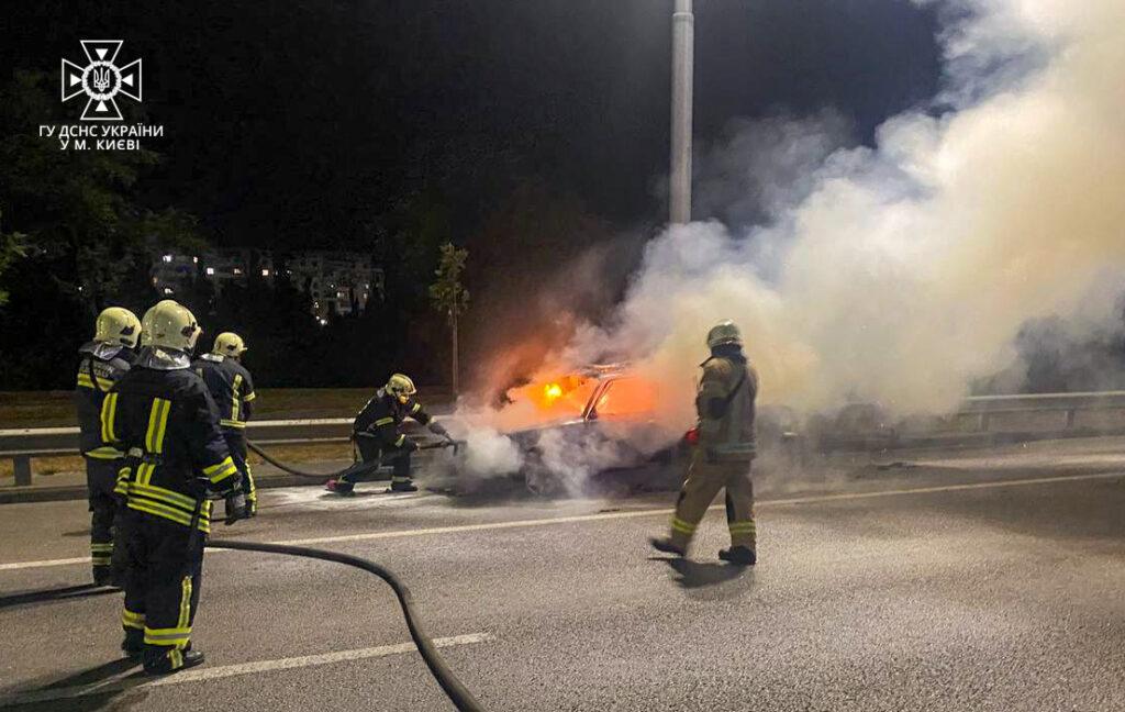 У Києві, на Оболоні, посеред дороги загорівся автомобіль ВАЗ.
