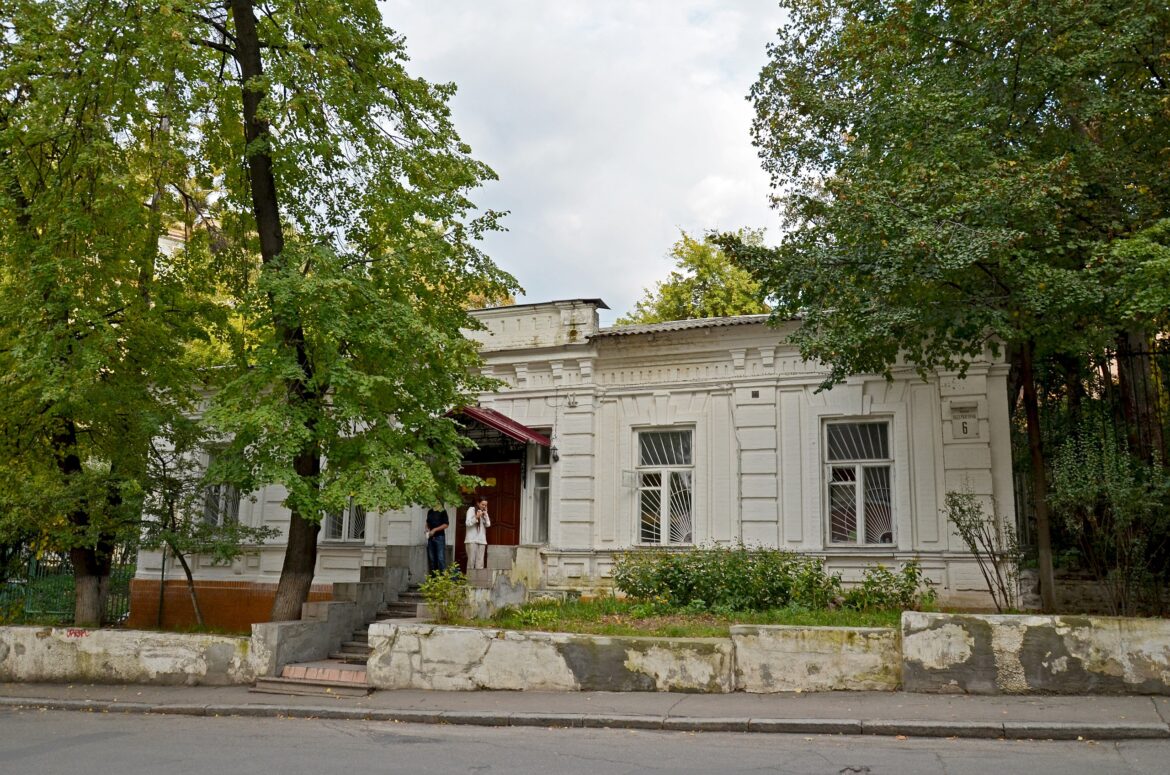У Києві з садиби Барбана зірвали пломбу та прапори України і США.