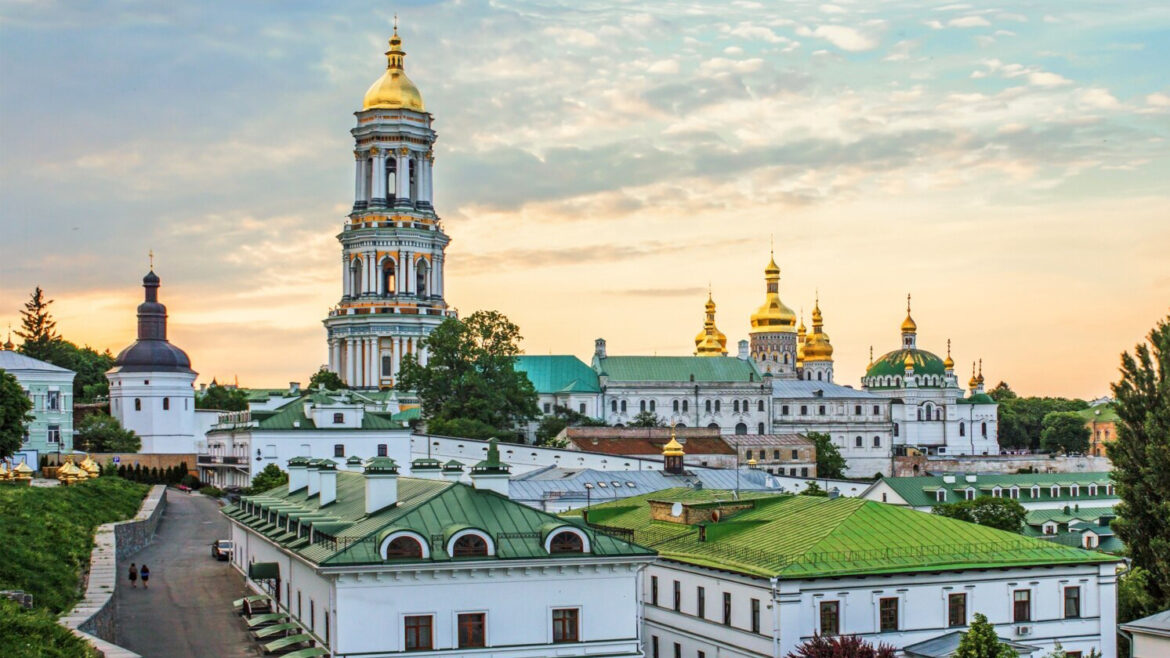 З Києво-Печерської Лаври виїжджає семінарія.