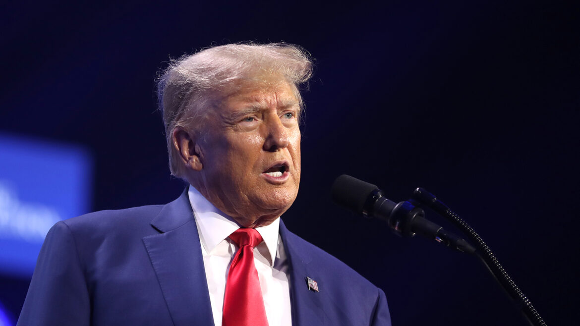 Доналд Трамп прибув до в'язниці та вніс заставу.