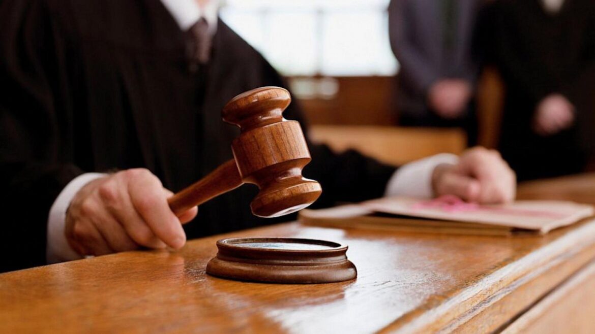 У Києві судитимуть викладачку вишу, яка виправдовувала збройну агресію росії.