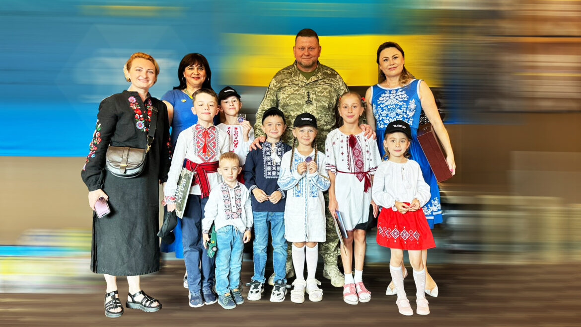 Діти вишили вишиванку для Залужного.
