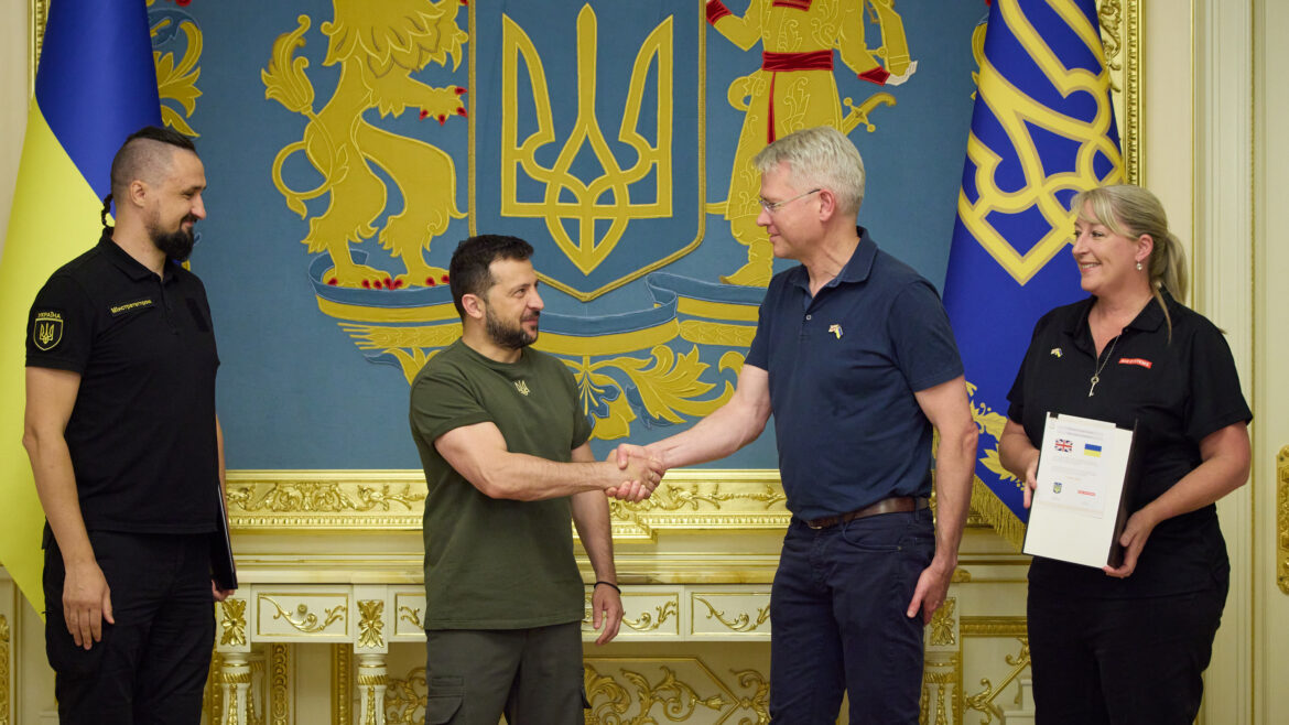 Президент України Володимир Зеленський підписав угоди про налагодження в нашій державі виробництва зразків іноземної зброї.