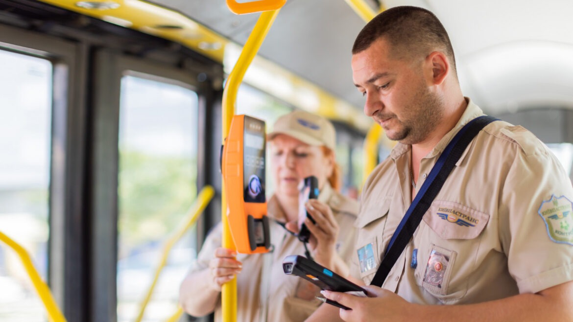 Контролери штрафують самі себе, щоб отримати місячну премію.