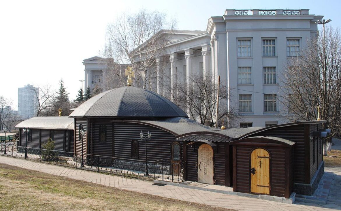 Розпочинається судове засідання щодо знесення храму-мафу біля Десятинної церкви в Києві.