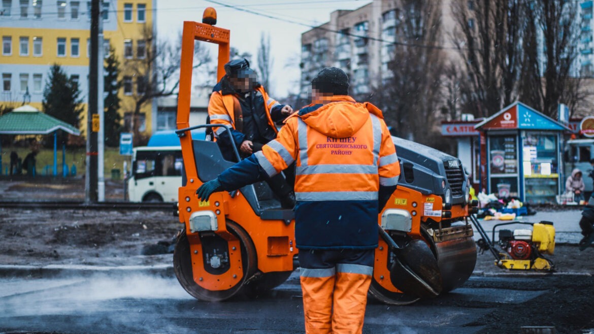 Виконуючи ремонт дороги на замовлення приватного підприємства, посадовець спричинив збитки бюджету.