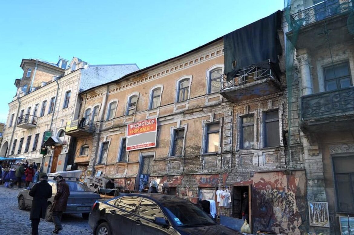 На Андріївському узвозі Києва розбирають стародавній будинок.
