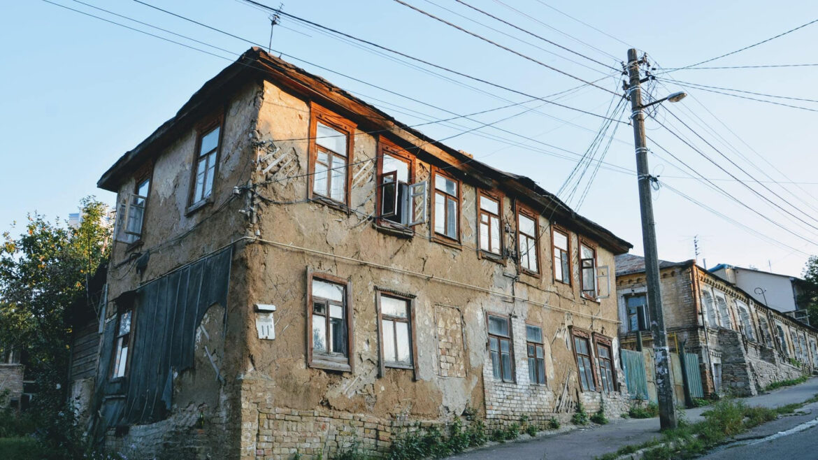 На Деміївці, що в Києві, виставлено на продаж старий будинок.