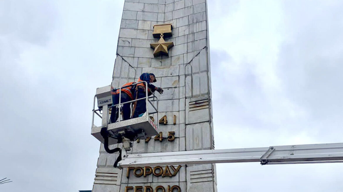 На Галицькій площі завершують демонтаж радянської символіки на обеліску.