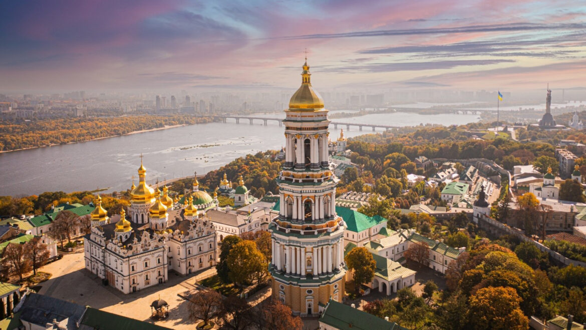 Розпочинають озеленення Києво-Печерської лаври.