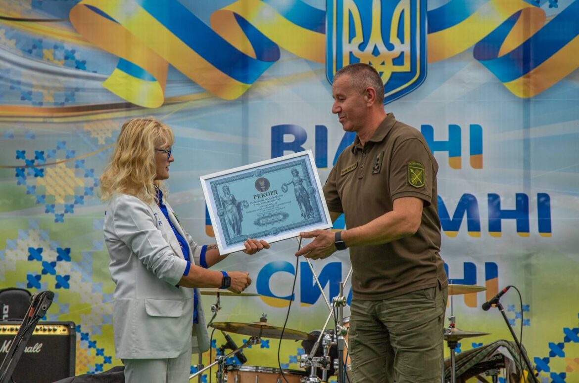 Найбільшу мапу України з маскувальної сітки сплели в Києві.
