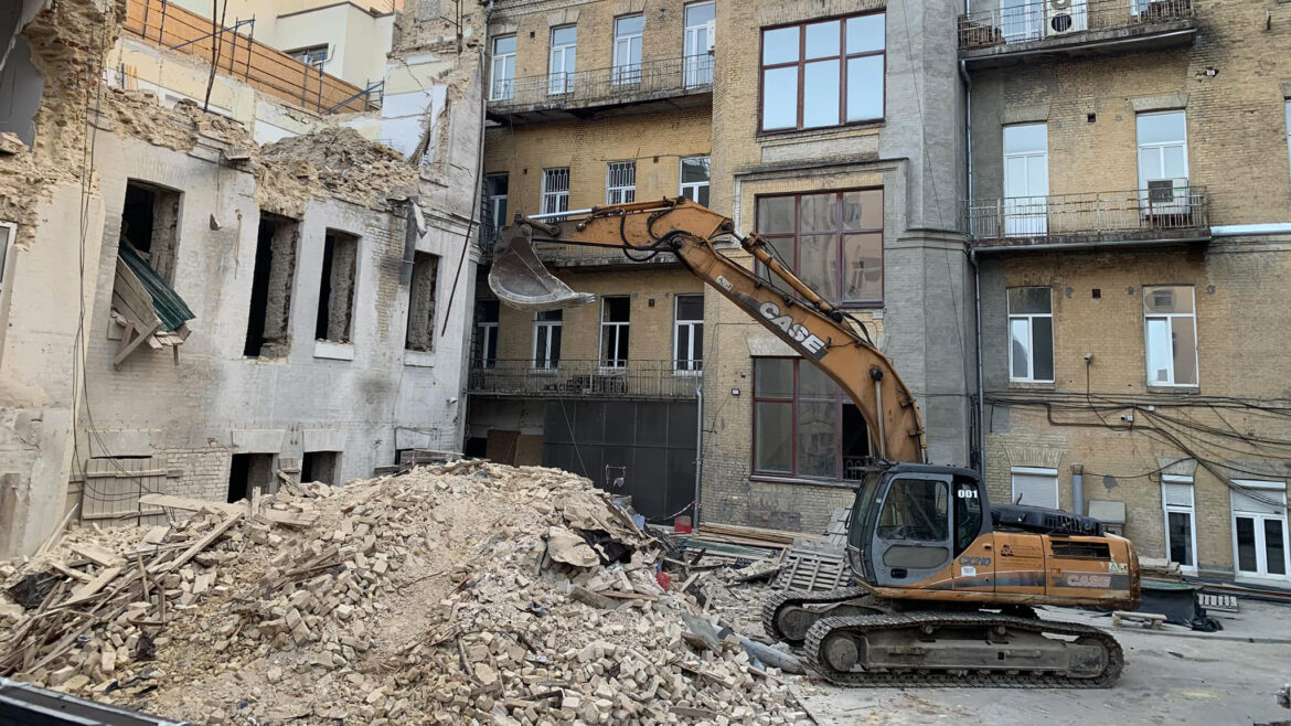 Міністерство культури та інформаційної політики України вимагає від забудовника припинити руйнування давньої будівлі на вулиці Рейтерська, в Києві.