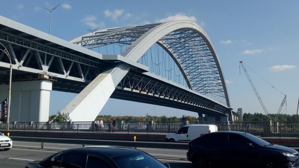 Розкрадання під час будівництва Подільського мосту в Києві.