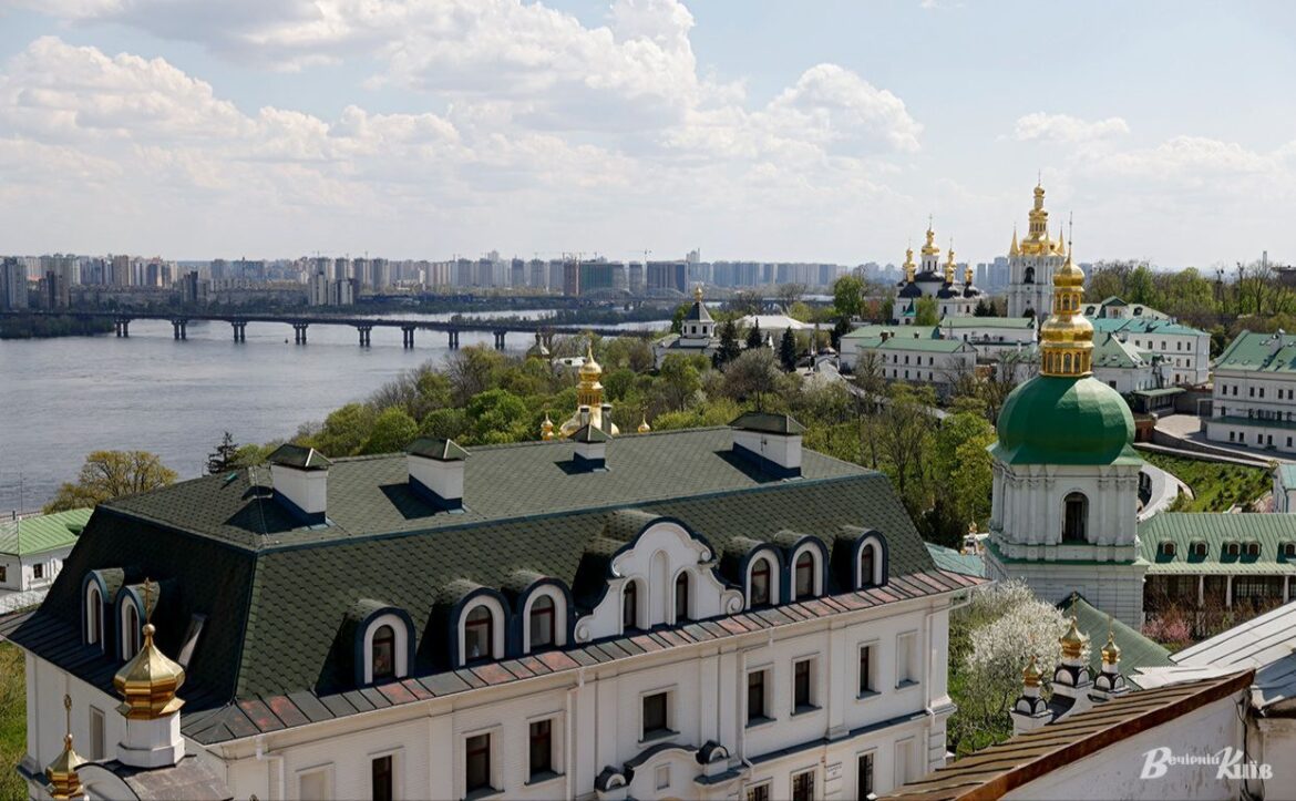 Ченці московського патріархату звільняють приміщення Києво-Печерської Лаври.