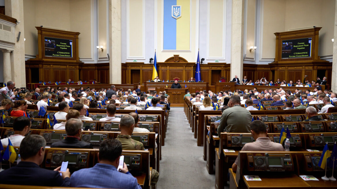 Чимало народних депутатів України від забороненої політичної партії ОПЗЖ до цього часу обіймають керівні посади в парламенті.