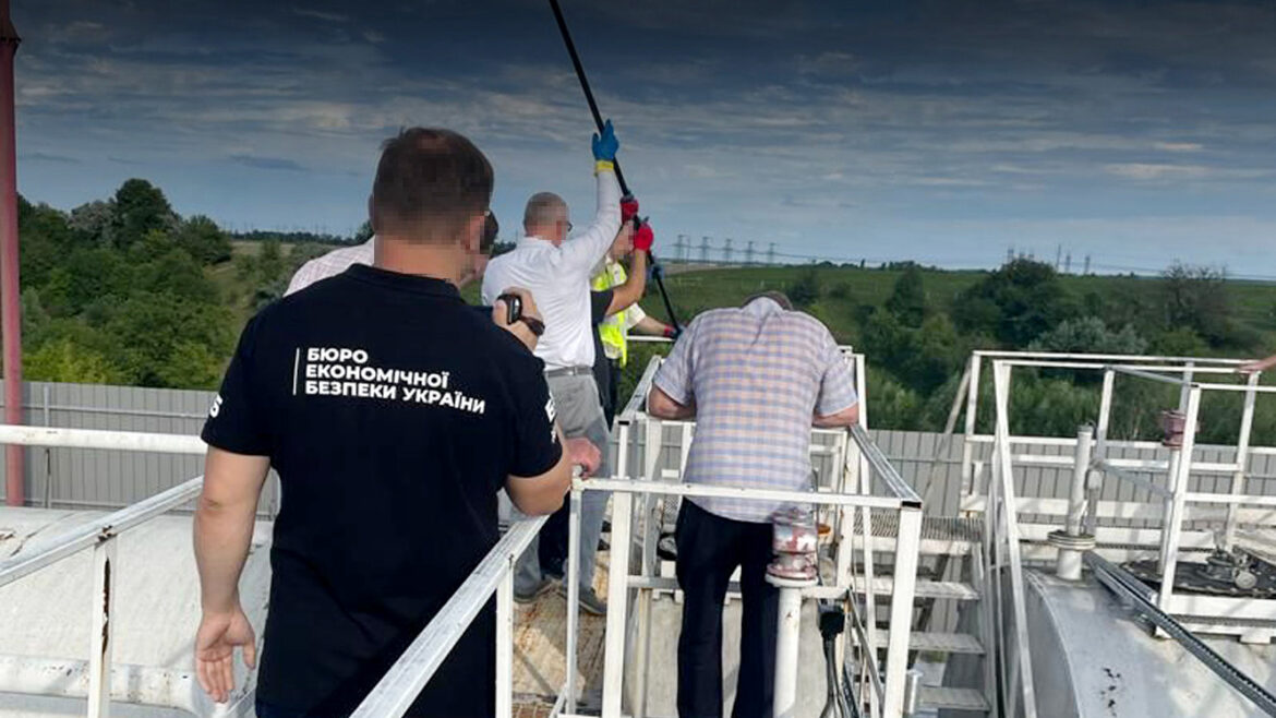 Під Києвом вилучили велику кількість фальсифікованого пального.