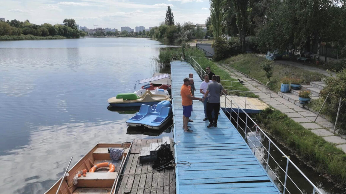 На озері "Райдуга", що в Києві, встановлено рятувальний пост.