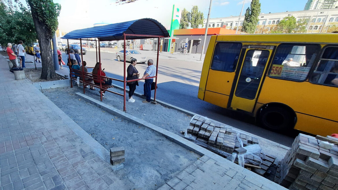 Зупинки громадського транспорту в Києві без пандусу.