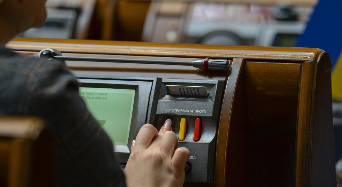 Парламент у другому читанні ухвалив законопроєкт про посилення фінансового моніторингу PEP.