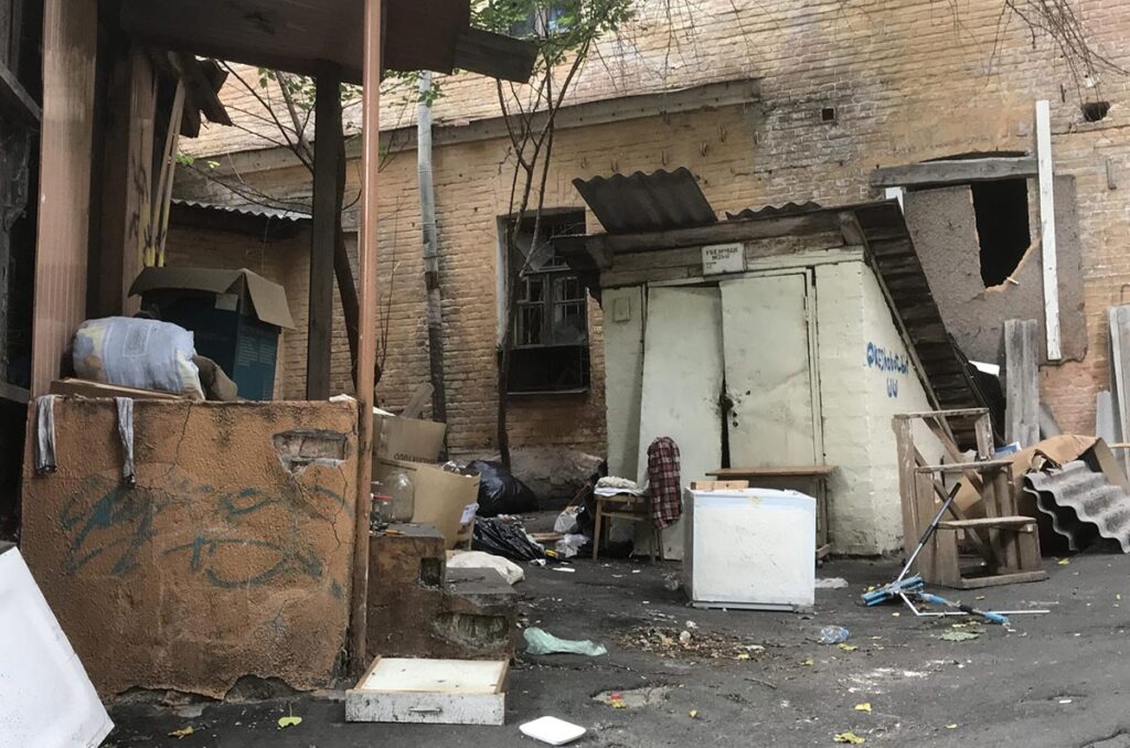 Захаращене подвір'я