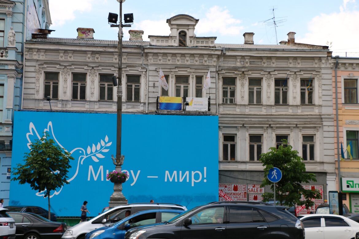 Столична адміністрація вирішила внести припис забудовнику у відповідь на початок спроби знесення старовинної будівлі на Хрещатику.