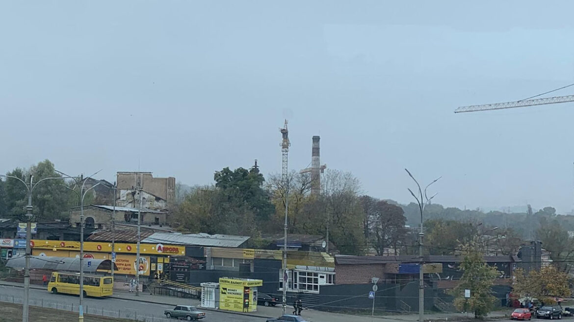 Довкола історичної будівлі пивоварні Шульца на Деміївці зʼявився новий будівельний паркан.