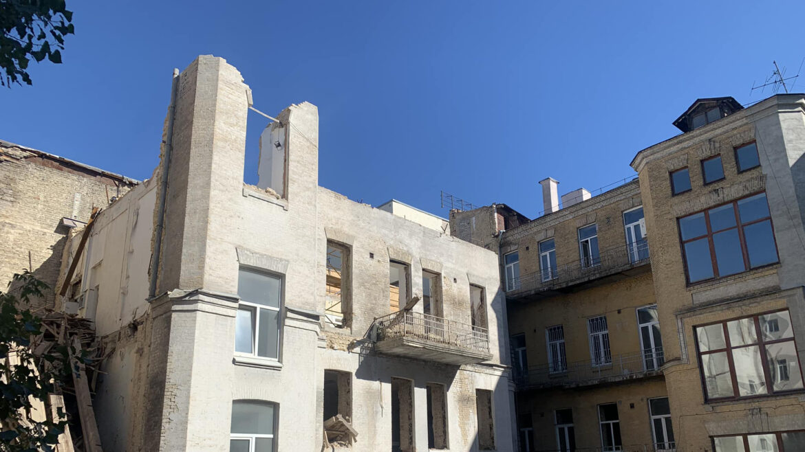 Мешканці Києва вимагають від місцевої влади відновити знищений забудовниками старовинний будинок земської управи.