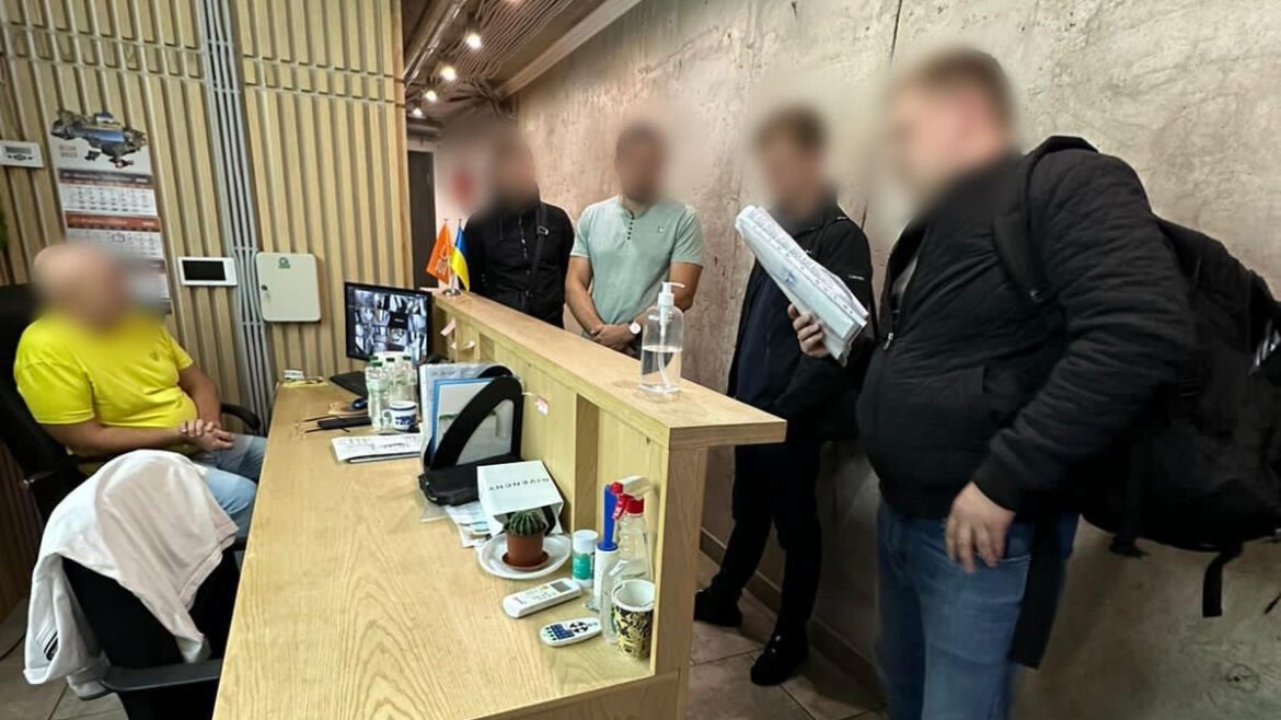 Після обвалу Дегтярівського мосту в Києві прокуратура провела обшуки.