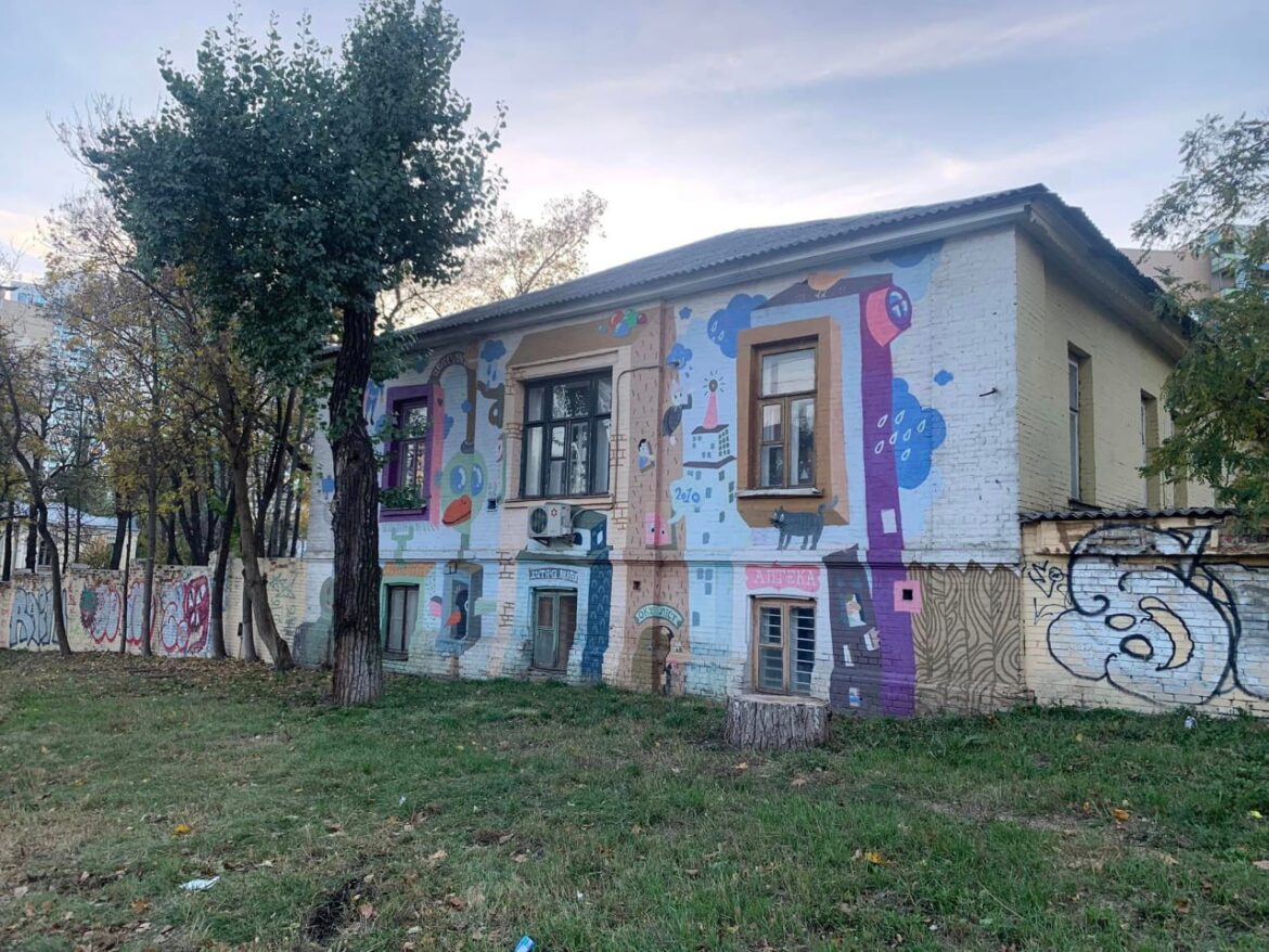 Нависла загроза над давньою будівлею Охматдиту.