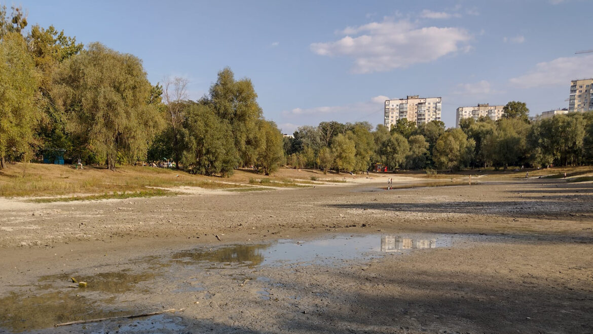 У Києві, на Виноградарі, висохло Синє озеро.