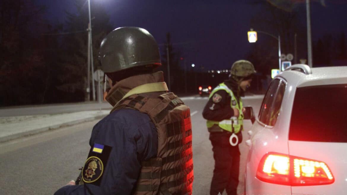 У Києві вилучено понад 1500 перепусток для пересування під час комендантської години.