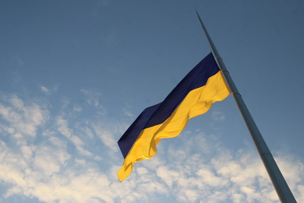 Через вітер у Києві приспустили головний прапор.