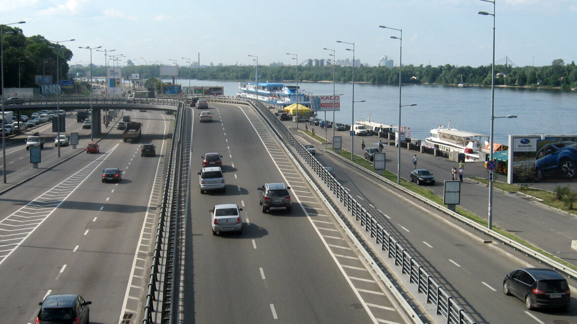 У Києві через ремонт обмежено рух на Набережному шосе.