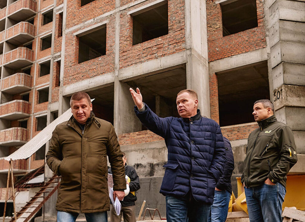 Ігор Кушнір на будівельному майданчику