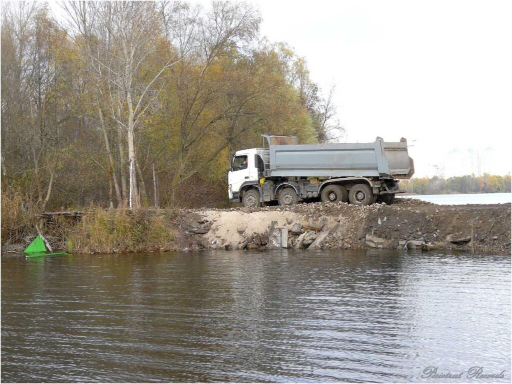 Будівельники засипають канал будівельним сміттям