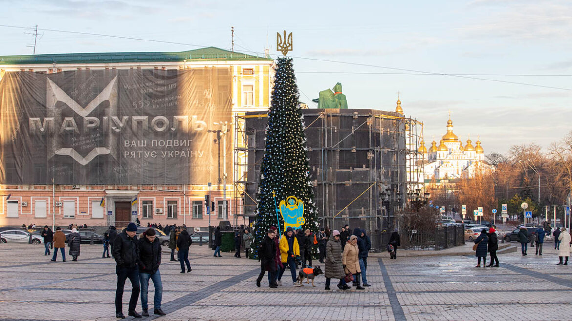 На сайті Київради з’явилася електронна петиція з пропозицією перерахувати кошти, виділені на встановлення ялинки на Софійській площі, на потреби ЗСУ.