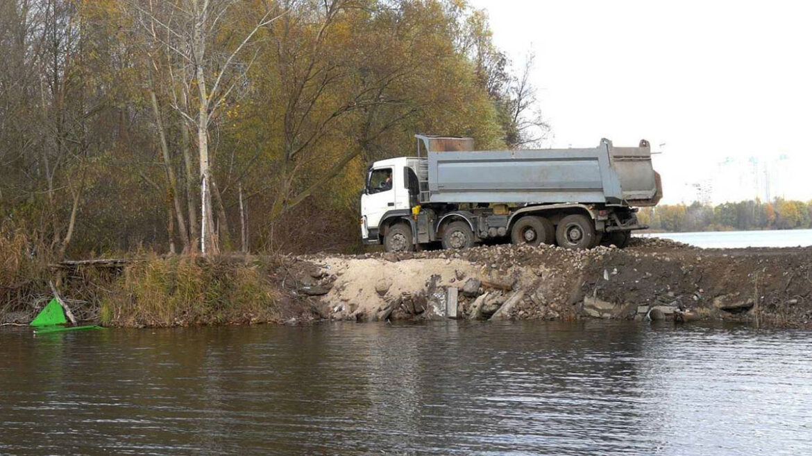 У Дарниці забудовники засипають канал між озерами.
