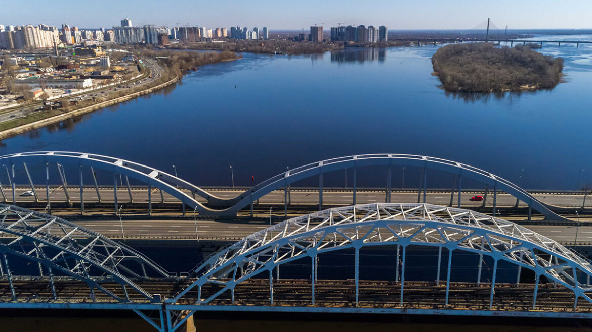 Зареєстровано петицію про заборону перекривати Дарницький міст під час повітряних тривог.