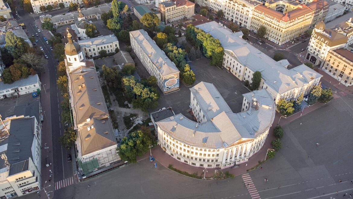 На території Києво-Могилянської академії шукатимуть могилу Сагайдачного.