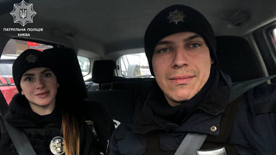 Столичні патрульні супроводили автомобіль з породіллею до пологового будинку.