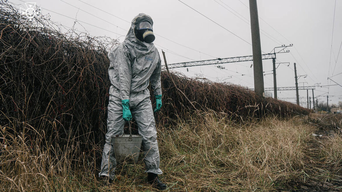 У Дніпровському районі Києва біля залізничних колій виявили 20 кг ртуті.