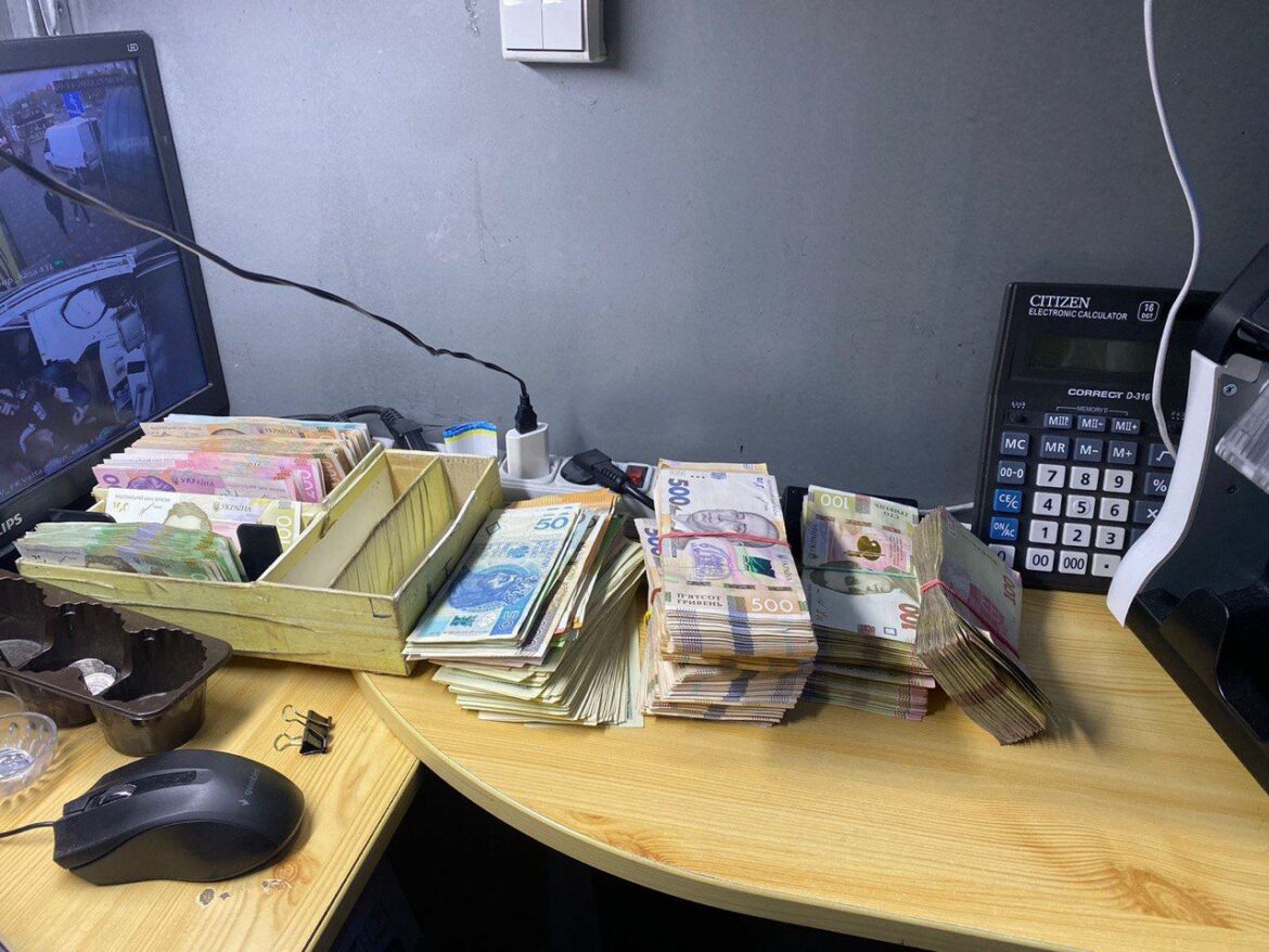 У Києві обмінники продавали фальшиву валюту.