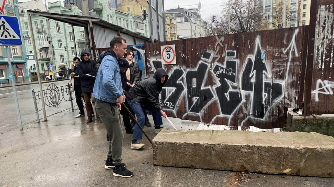 Небайдужі мешканці столиці заблокували будівельні роботи з розбирання пам’ятки історії Києва — так званого «Будинку з комахами».