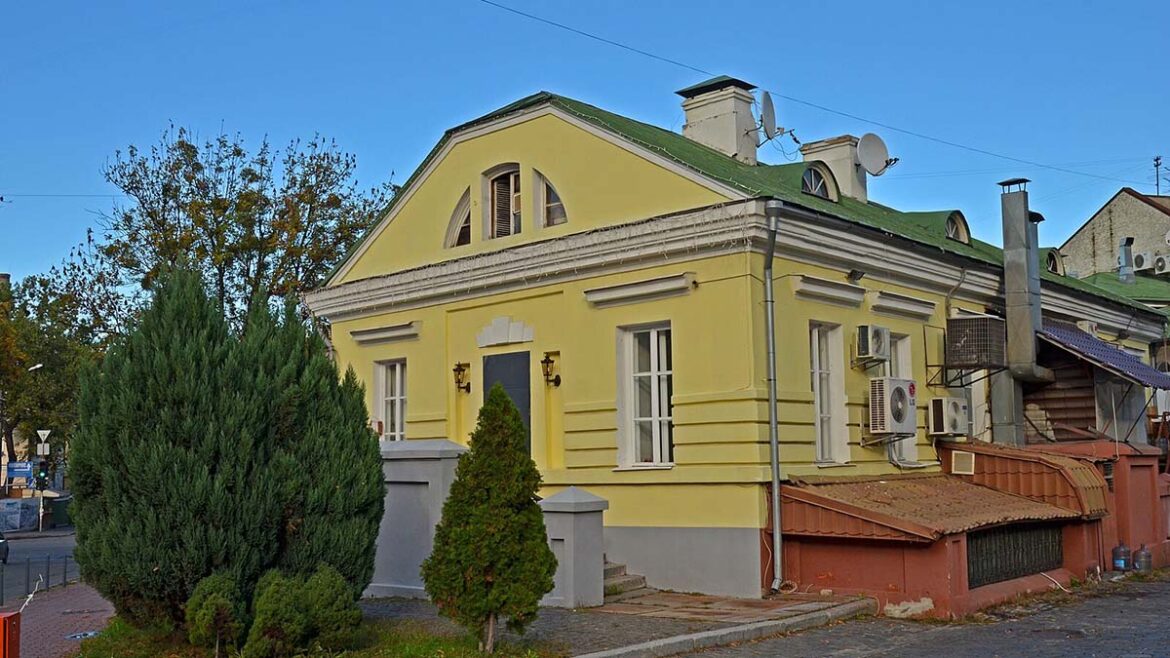 Прокуратура через суд вимагає, аби власник будинку Балабуха уклав охоронний договір.