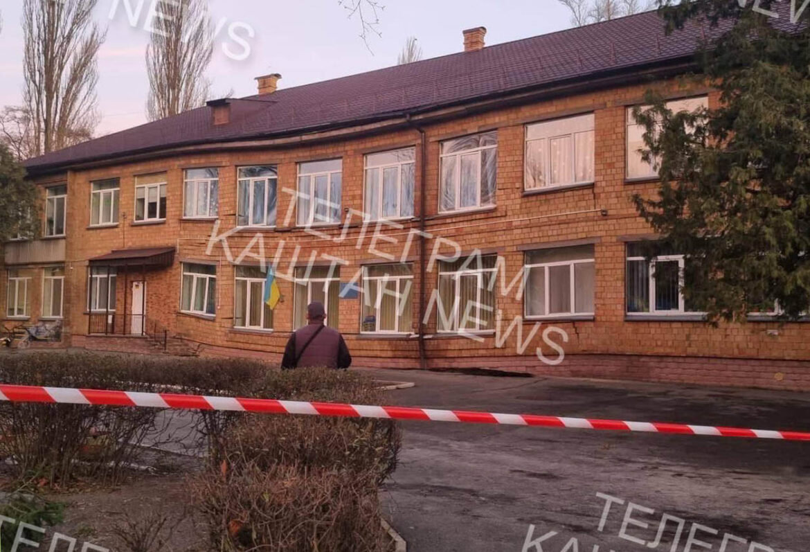 Просідання грунту під дитячим садочком.