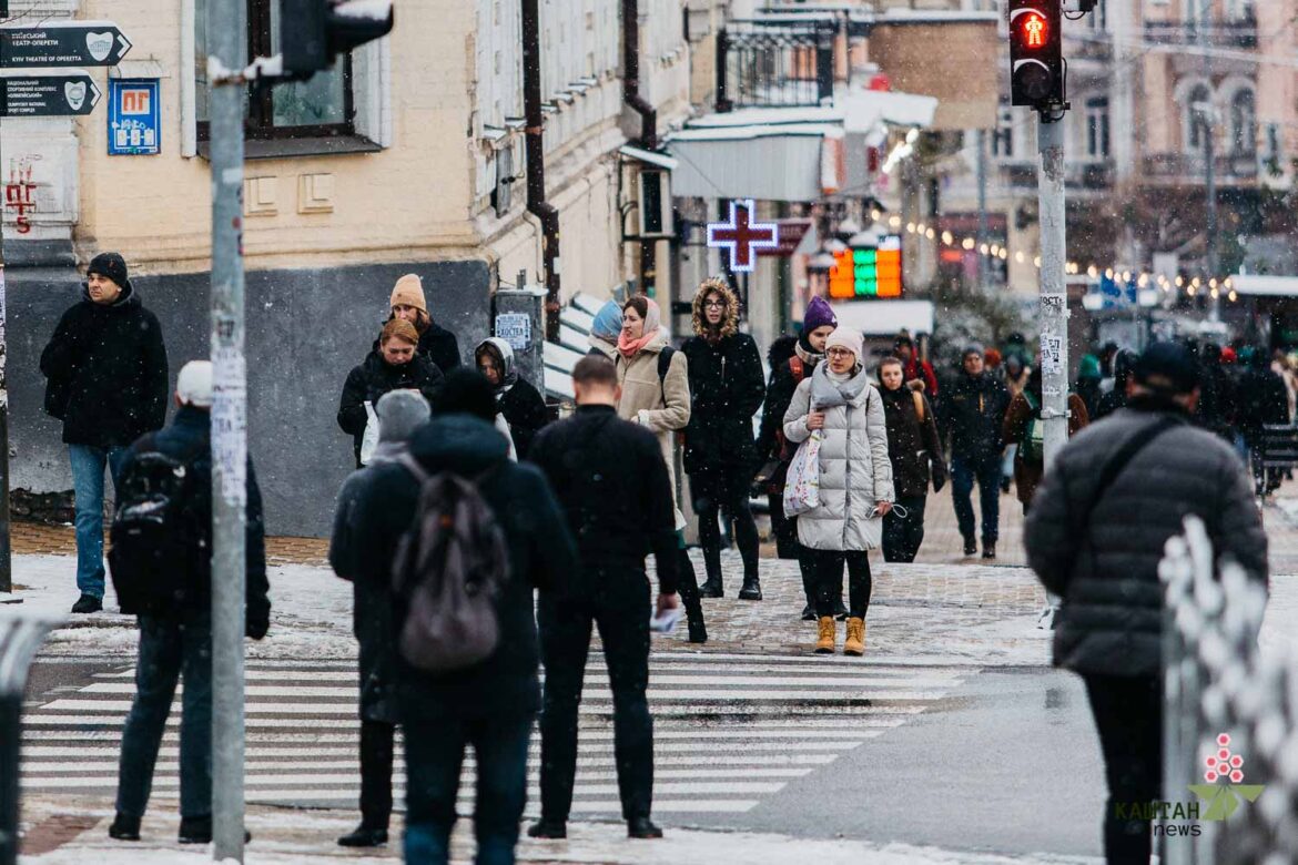 Більшість киян та українців в цілому очікують від цієї зими проблем з енергопостачанням через атаки рашистів і готуються до цього.
