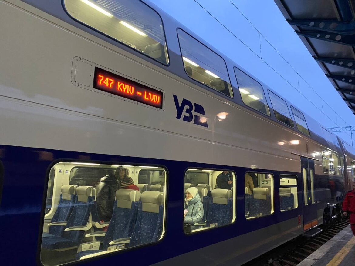 На святкові дні Укрзалізниця запускає додаткові потяги.